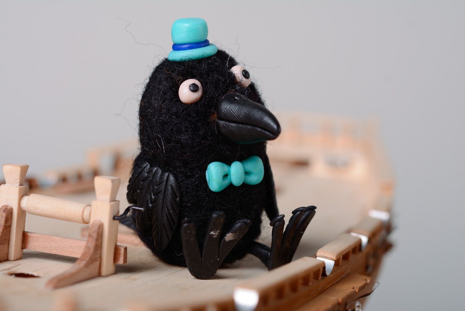 Валяная игрушка ворона миниатюрная фото 1