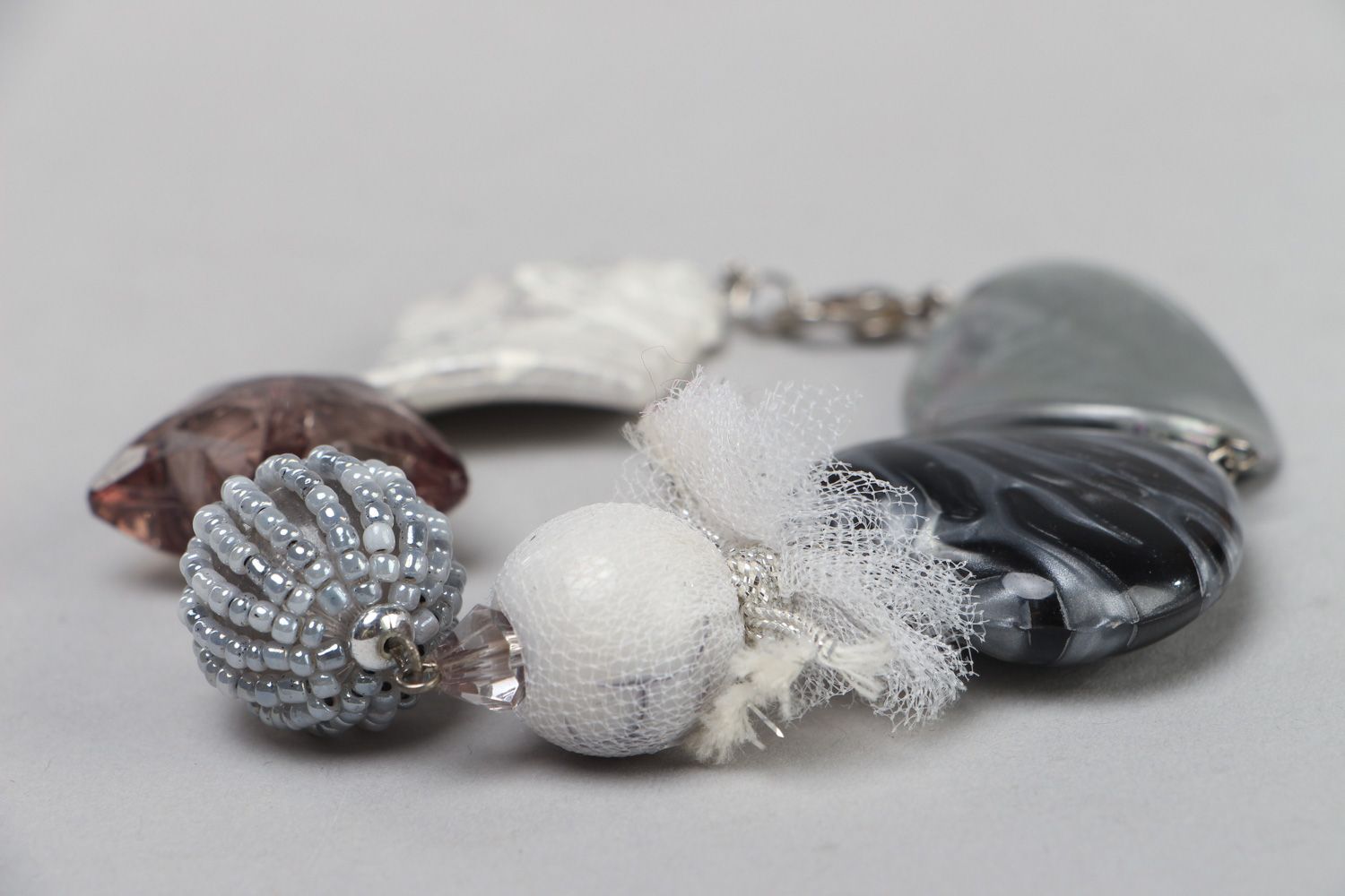 Bracelet en perles en plastique large noir et blanc fait main original photo 2