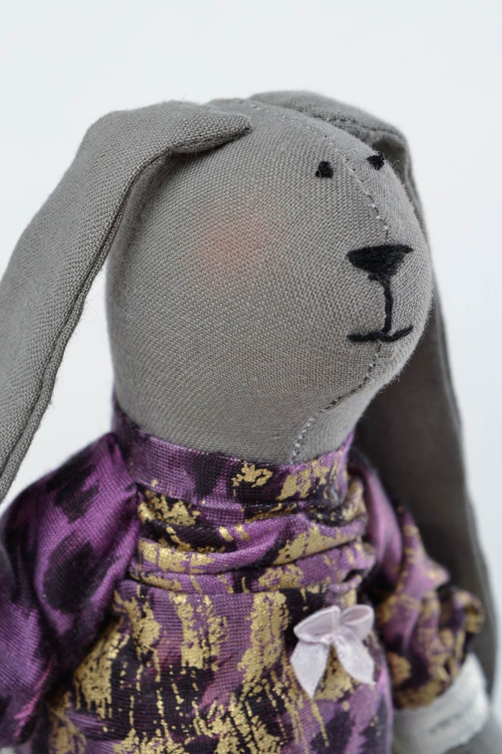 Peluche lapin gris en tissus Jouet fait main en robe Cadeau pour enfant photo 3