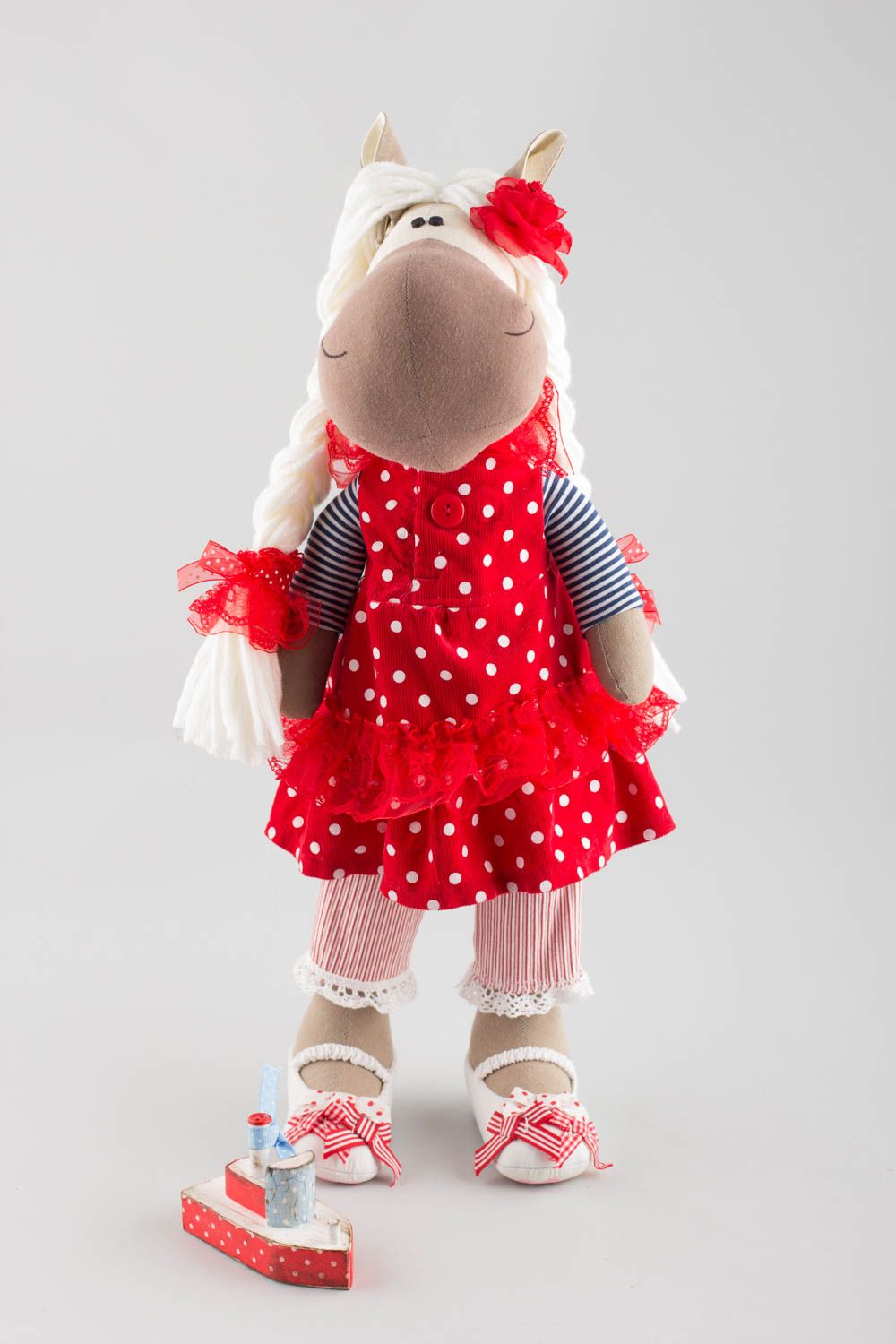 Peluche cheval en tissu de coton et lin faite main originale en robe rouge photo 2