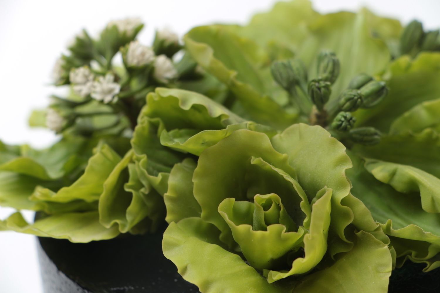 Grüne handgemachte Blumen im Topf aus Polymerton schöne originelle Komposition foto 4