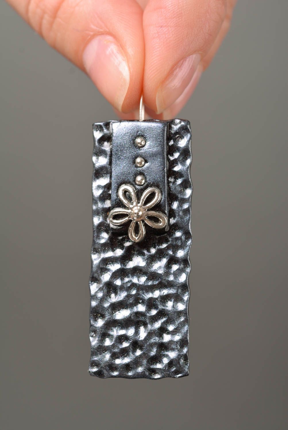 Orecchini belli in argilla polimerica fatti a mano accessorio in colore grigio
 foto 2