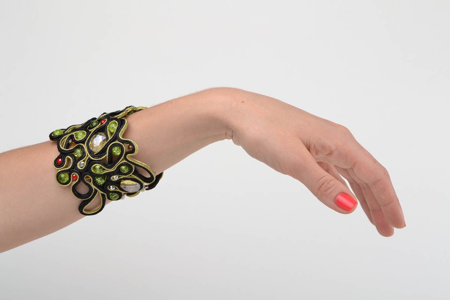 Handgemachtes festliches Soutache Armband aus Textil mit Glasperlen aus Kristall foto 1