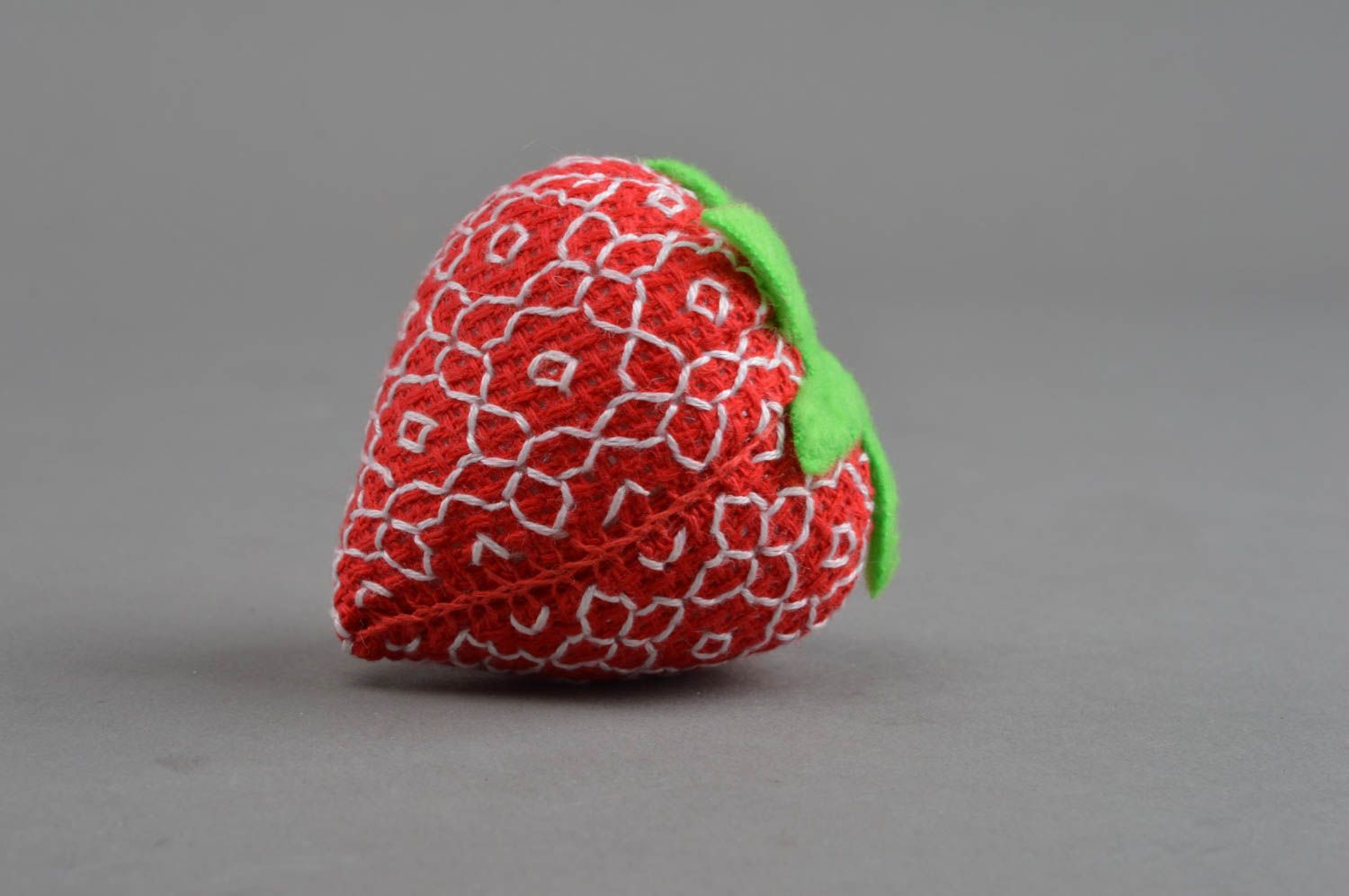 Ungewöhnliches weiches rotes handgemachtes Spielzeug Erdbeere mit Kanevas foto 2