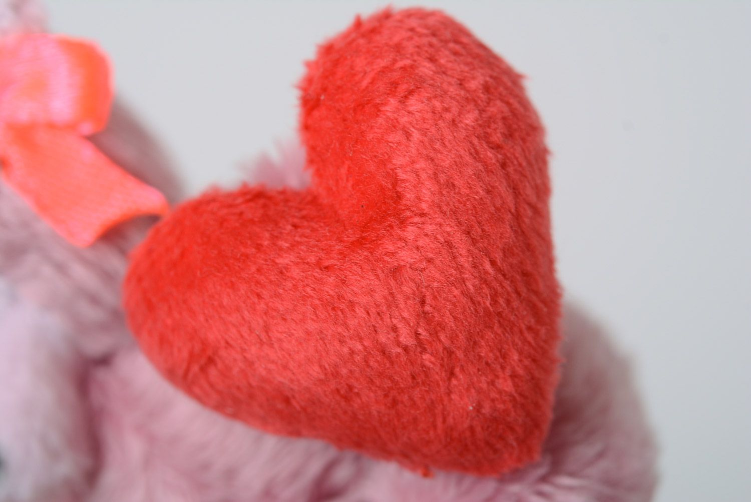 Llavero artesanal con forma de juguete de peluche con corazón de color rosado  foto 5