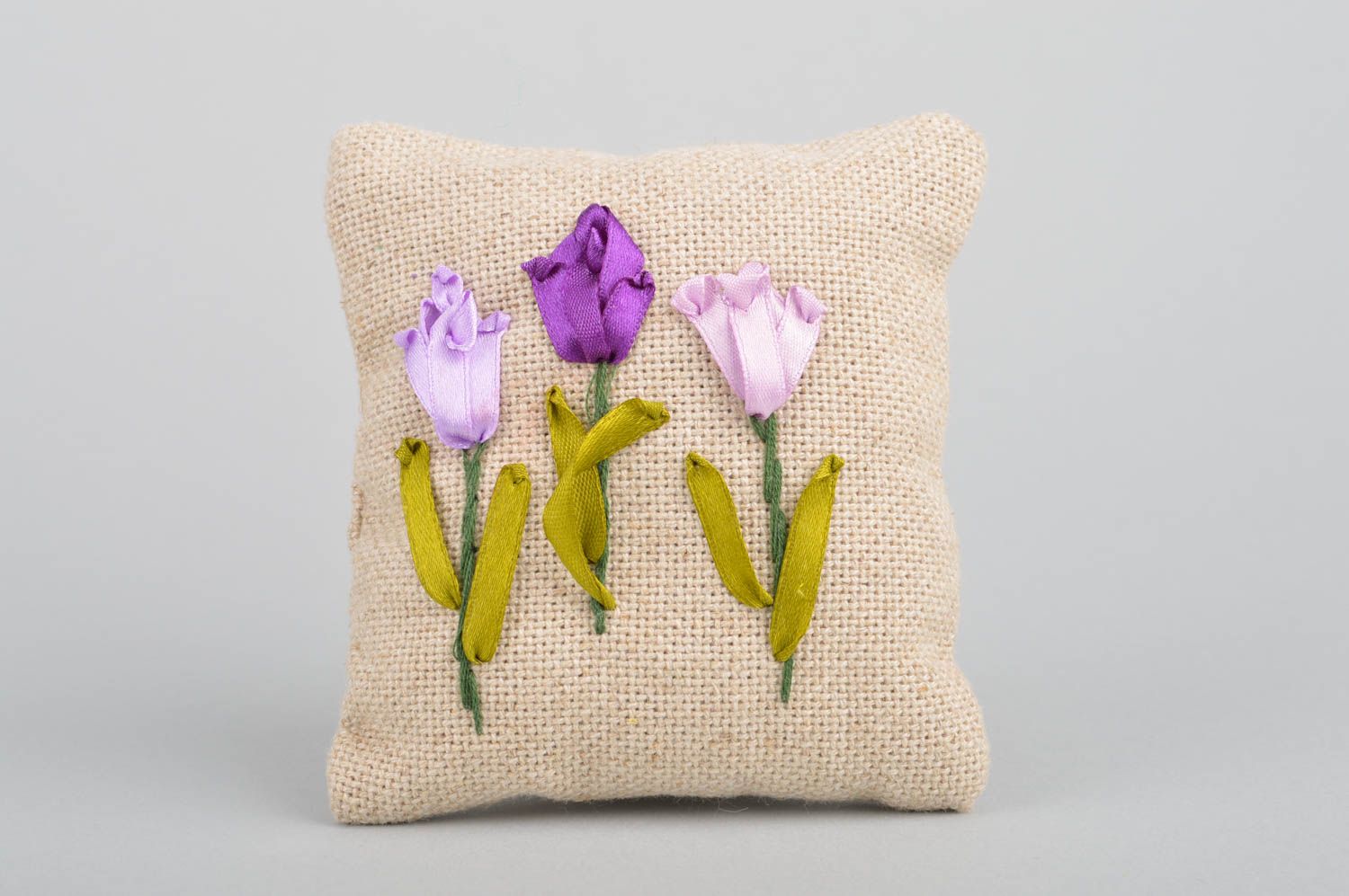 Льняная подушечка с травами с вышивкой лентами ручной работы небольшая красивая фото 2