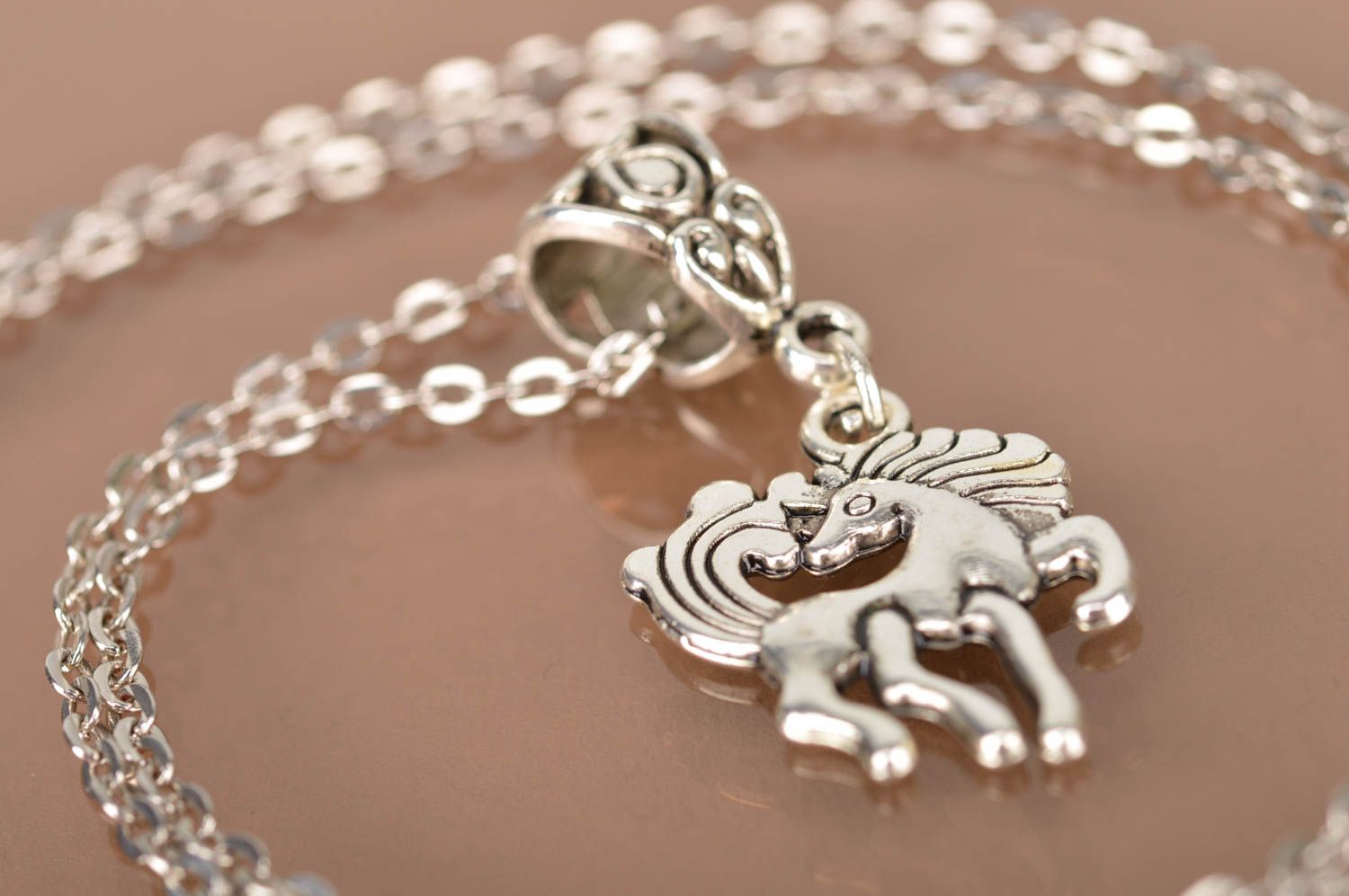 Pendentif en métal Bijoux fait main forme cheval Accessoire femme avec chaîne photo 5