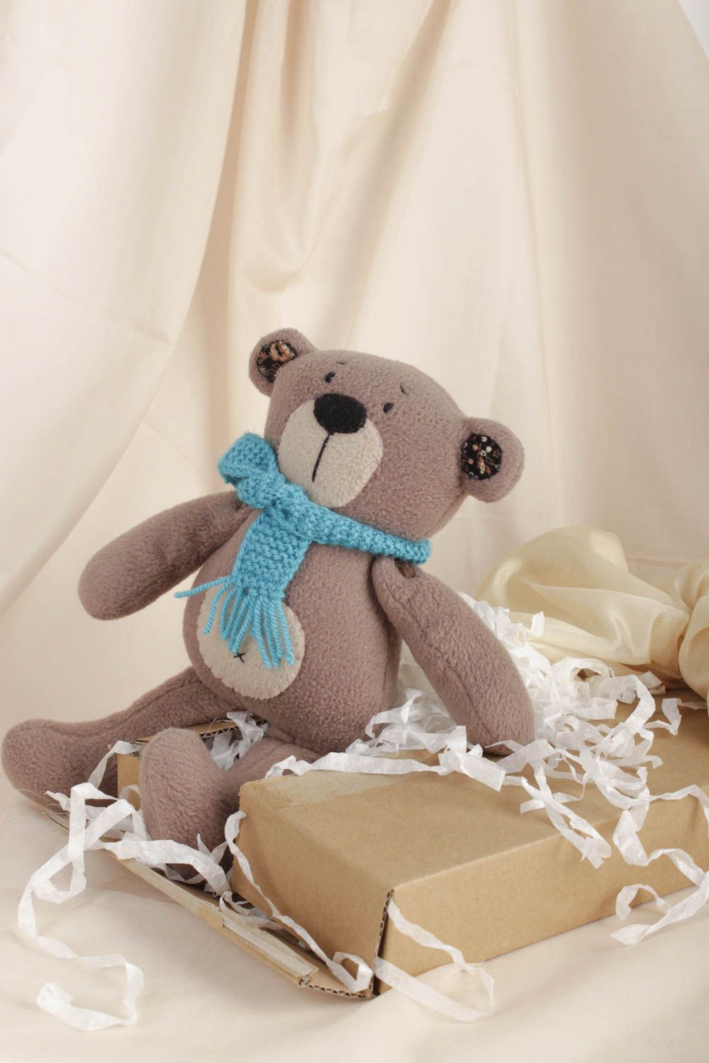 Игрушка медведь с шарфиком игрушка ручной работы оригинальная игрушка из флиса фото 1
