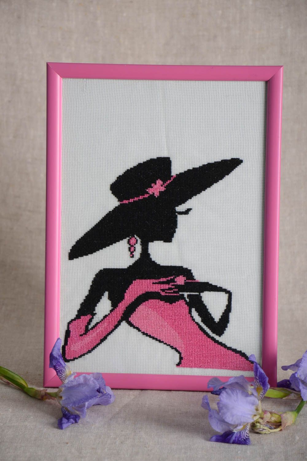 Tableau brodé dans le cadre plastique rose fait main avec femme élégante photo 1
