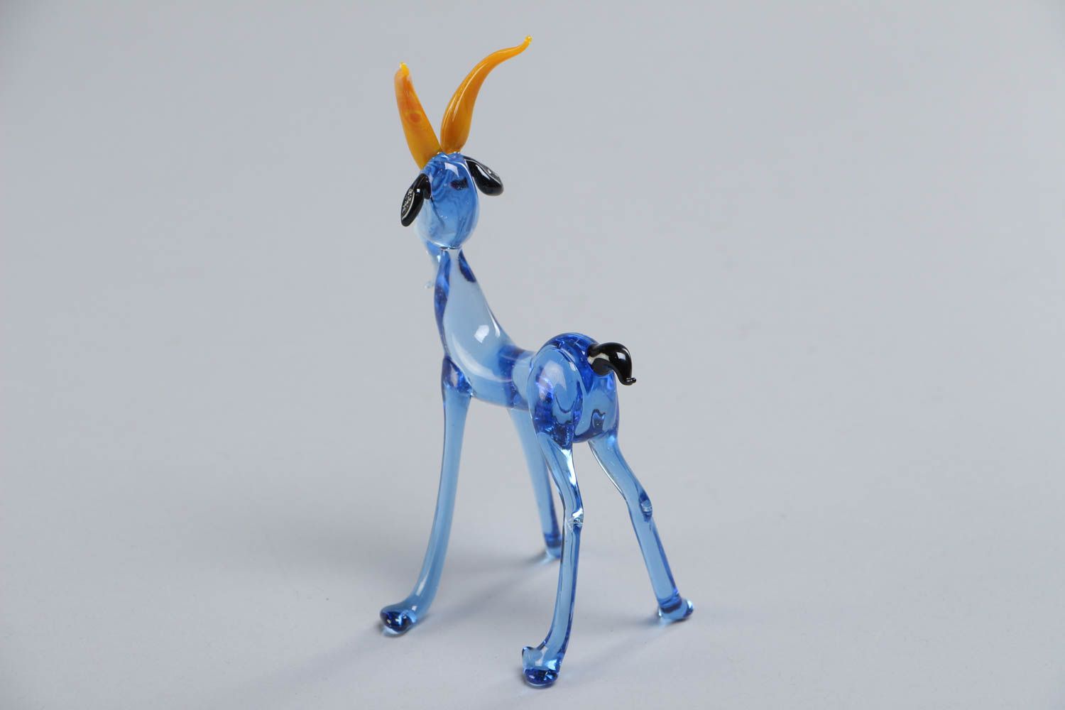 Figurine en verre coloré faite main bouc bleu avec cornes jaunes décoration photo 4