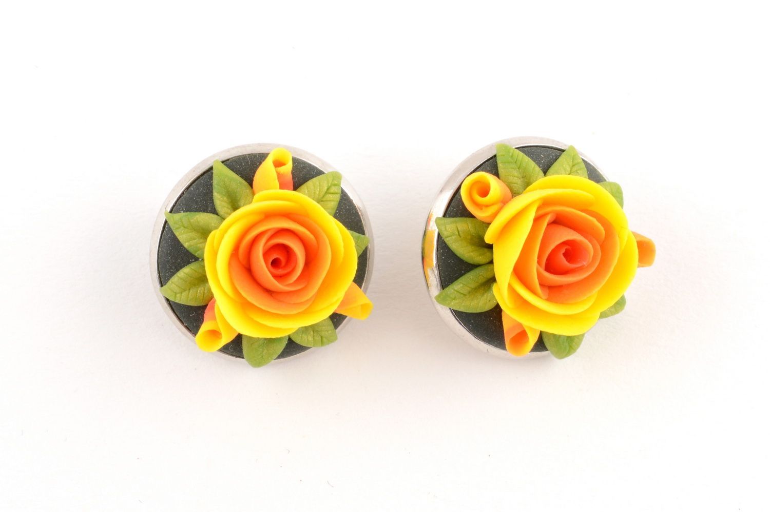 Boucles d'oreilles à clip rondes avec roses jaunes en pâte polymère faites main photo 3