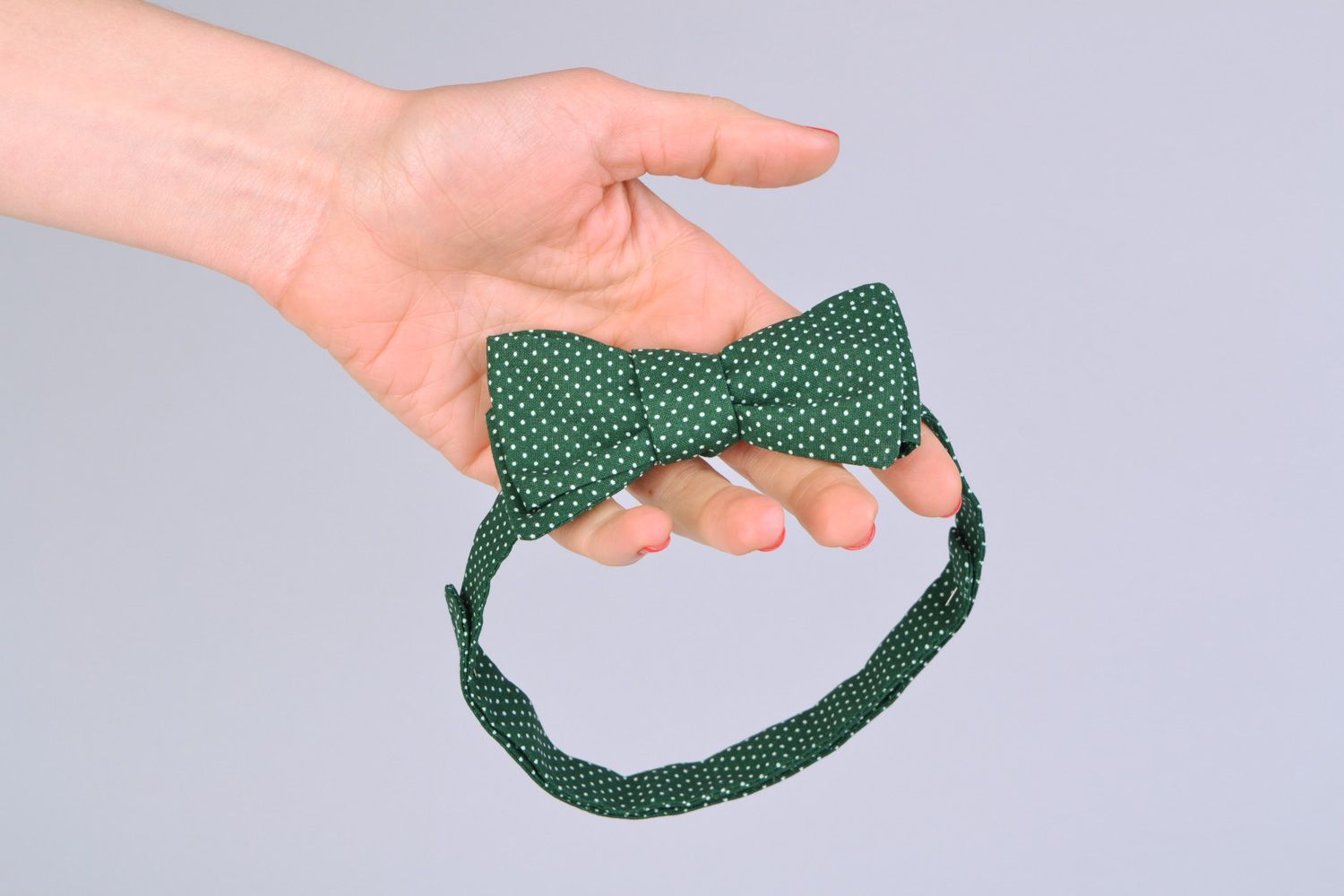 Текстильный галстук-бабочка из американского коттона зеленый в горошек фото 2