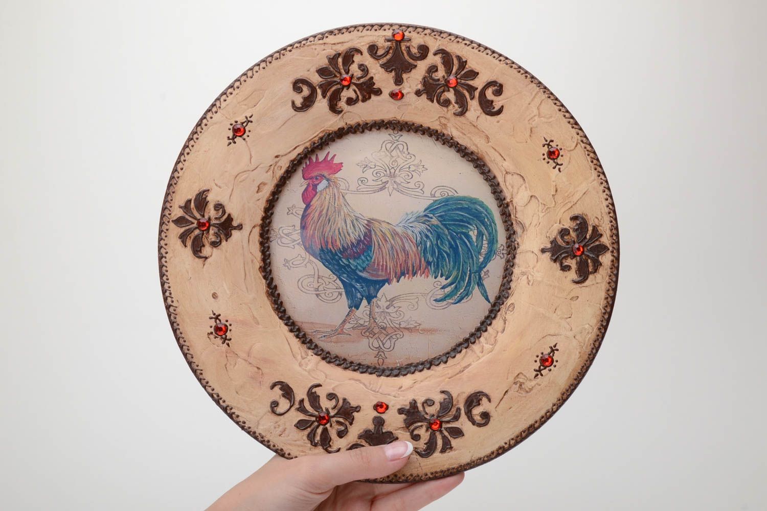 Plato de vidrio pintado artesanal con gallo en la técnica decoupage  foto 5