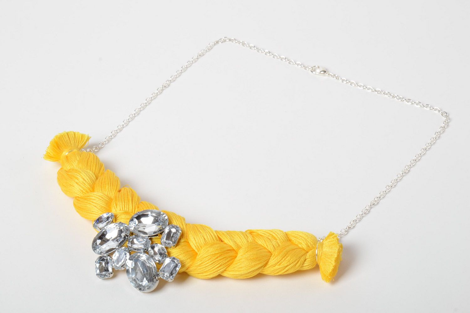 Collar trenzado de hilos de mouliné con estrases amarillo bonito moderno artesanal foto 2