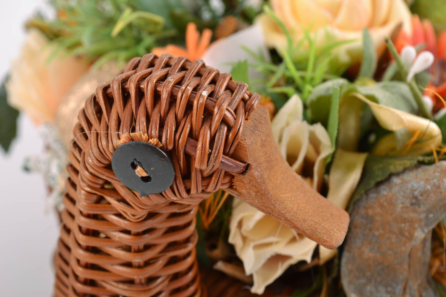 Икебана из искусственных цветов в корзине небольшая красивая хэнд мейд фото 2