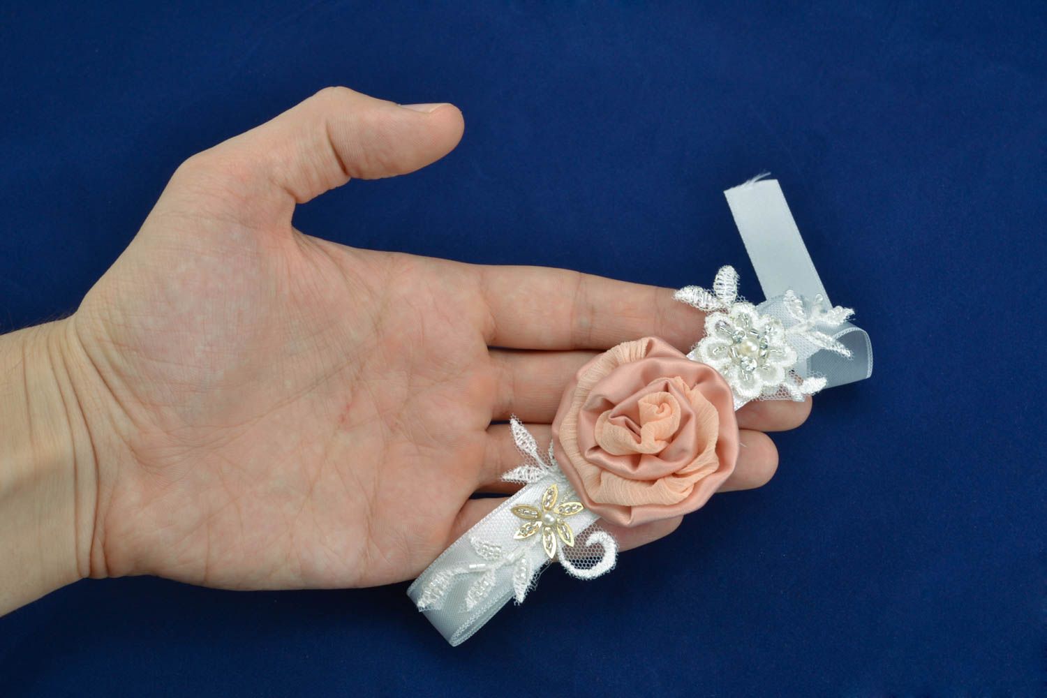 Bracelet de ruban avec rose artificielle photo 4