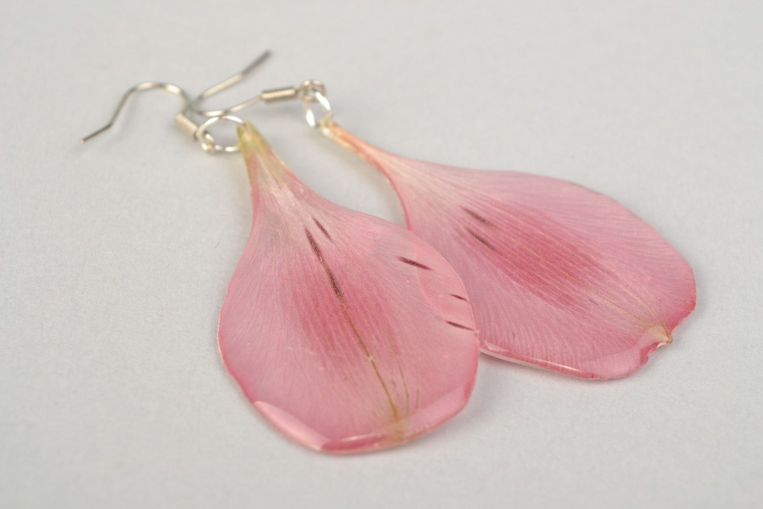 Pendientes artesanales largos en resina epoxi con pétalos alstroemeria rosados foto 4