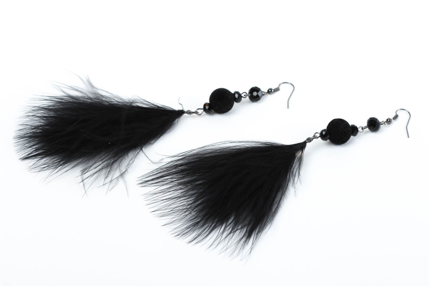 Boucles d'oreilles pendantes Bijou fait main noires avec plumes Cadeau femme photo 2