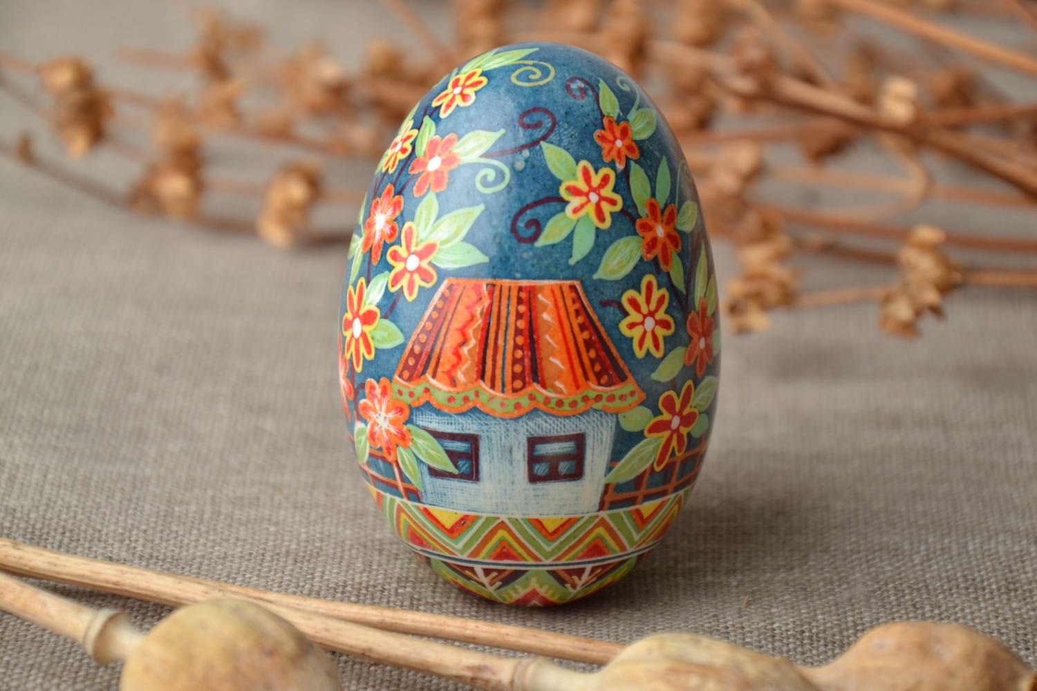 Oeuf de Pâques décoratif fait main original avec paysage rural traditionnel photo 1