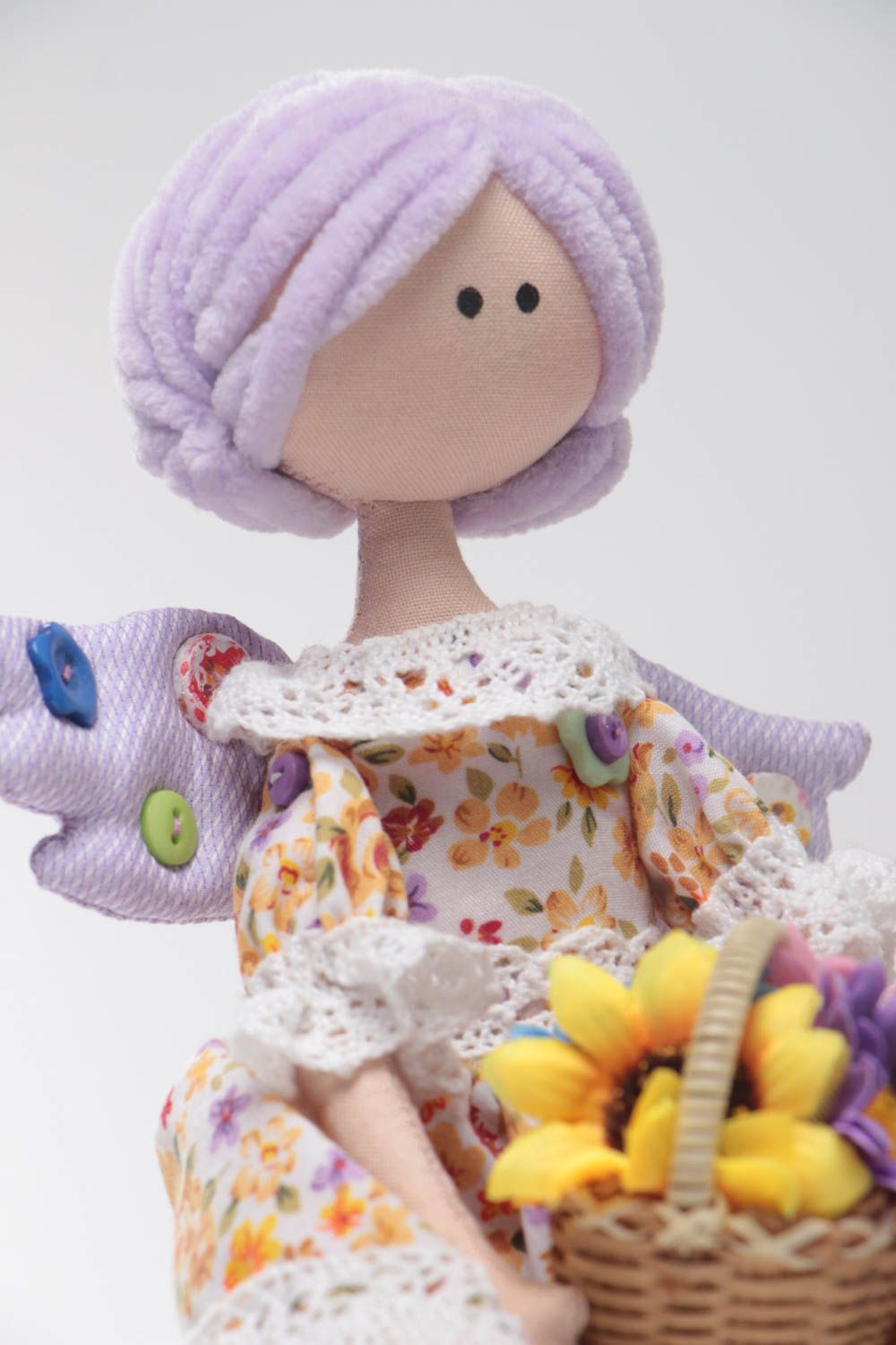 Schöne knuddelige lustige handgemachte Spielzeug Puppe mit Blumen auf Ständer foto 3