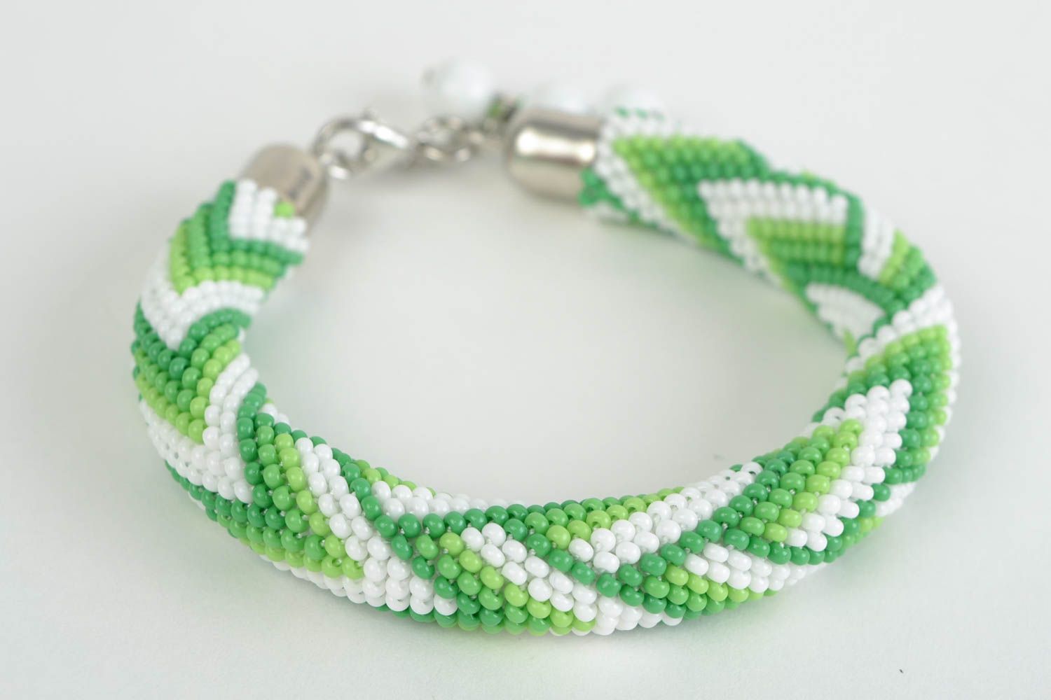 Bracelet crocheté avec perles de rocaille perles de verre fait main vert blanc photo 3