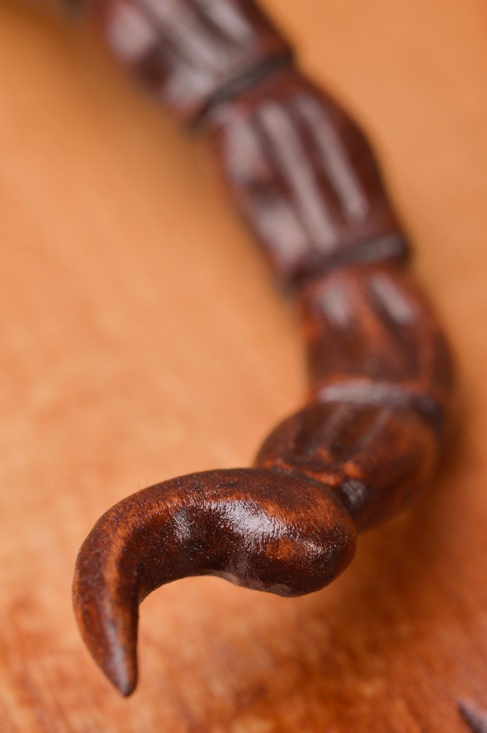Настенная деревянная картина из липы ручной работы с объемным скорпионом в раме фото 4