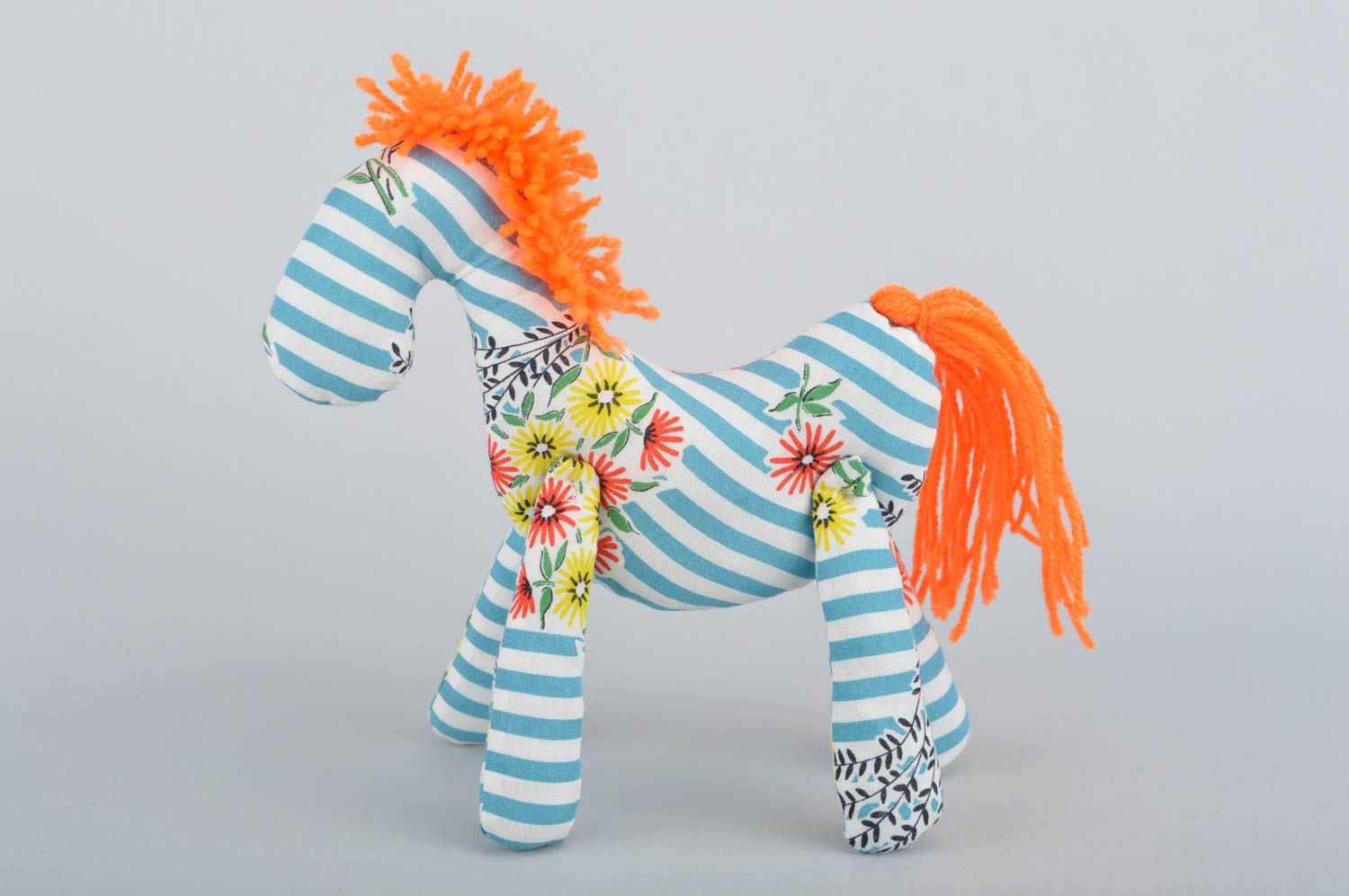 Оригинальная мягкая игрушка ручной работы разноцветная лошадка из хлопка фото 2