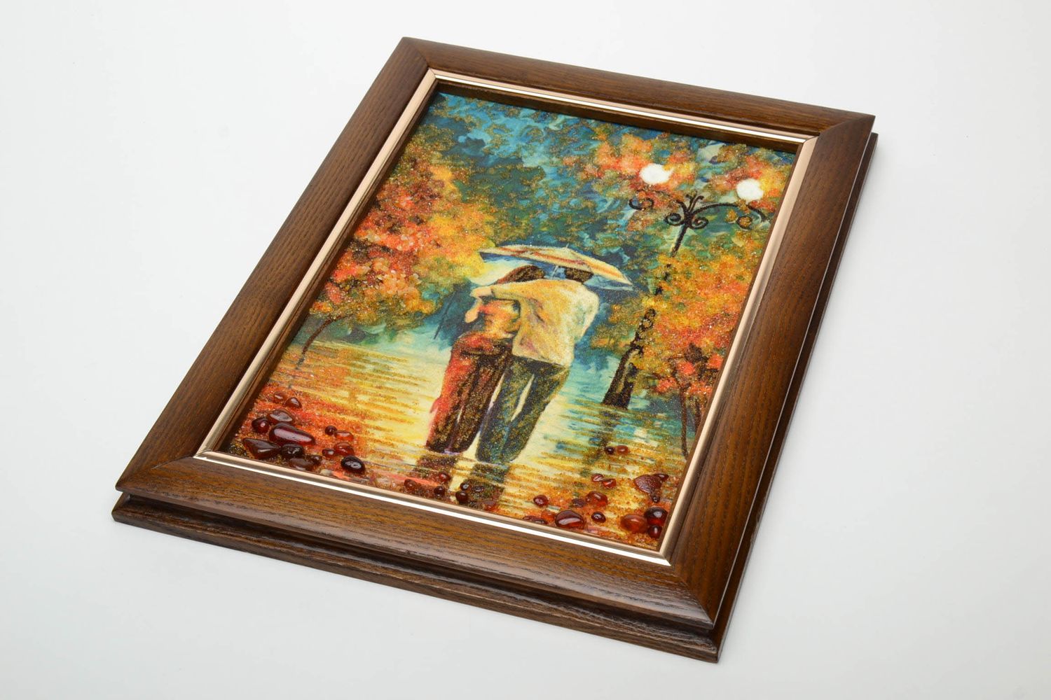 Картина из янтаря в деревянной раме Влюбленная пара фото 2