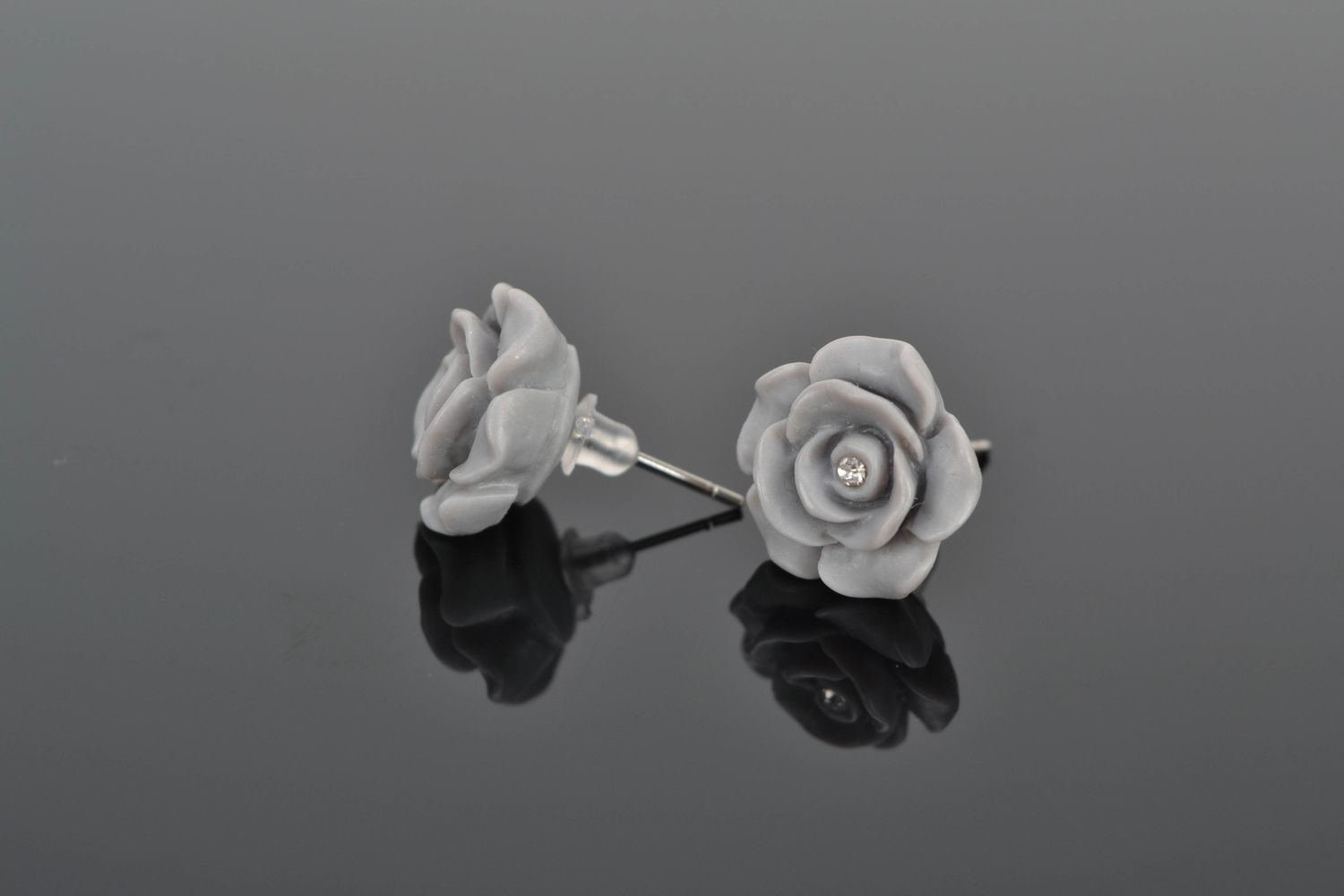 Boucles d'oreilles clous en pâte polymère Roses grises photo 1