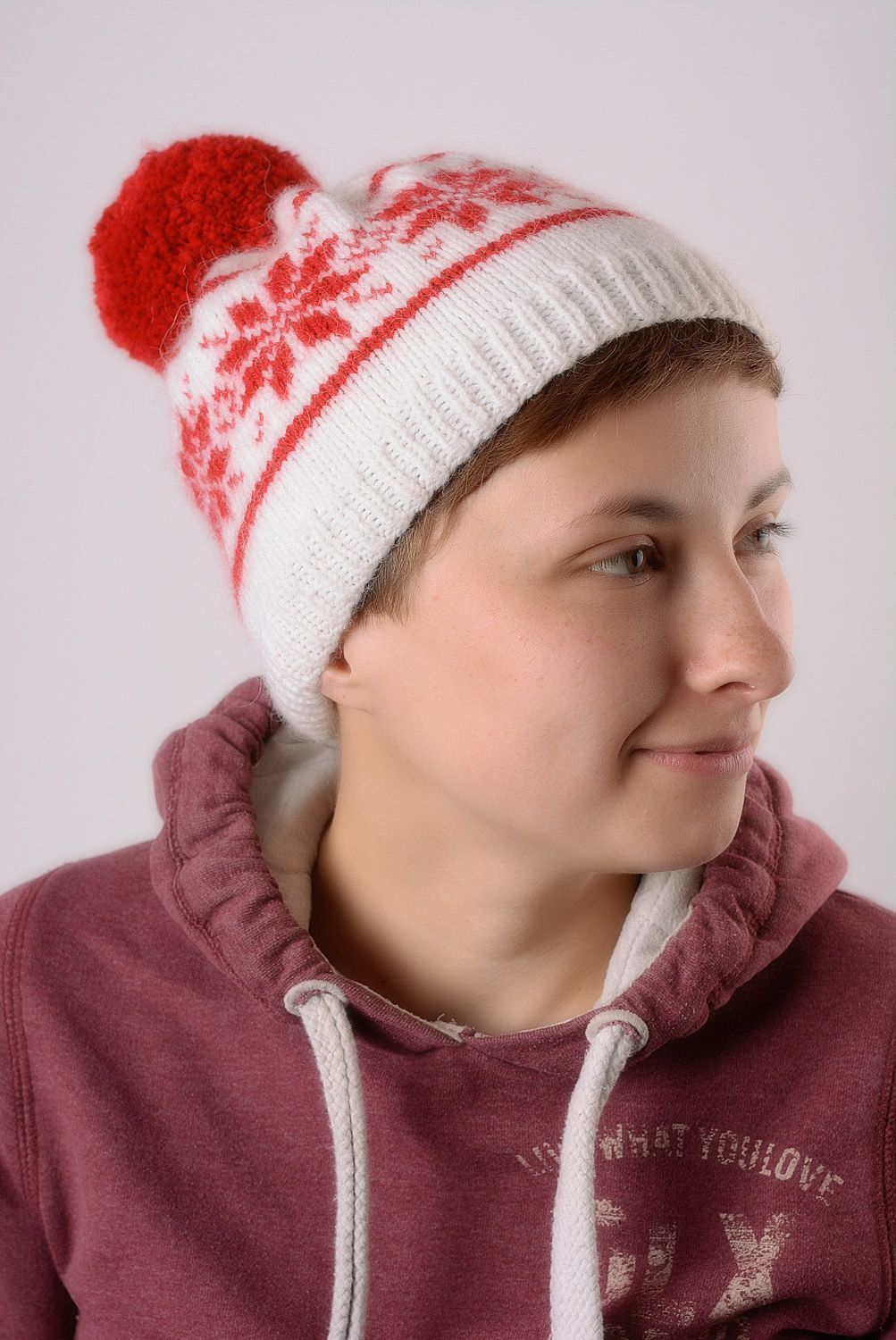 Handmade weiß rote gestrickte Mütze mit Bommel für Winter warm für Frau foto 1