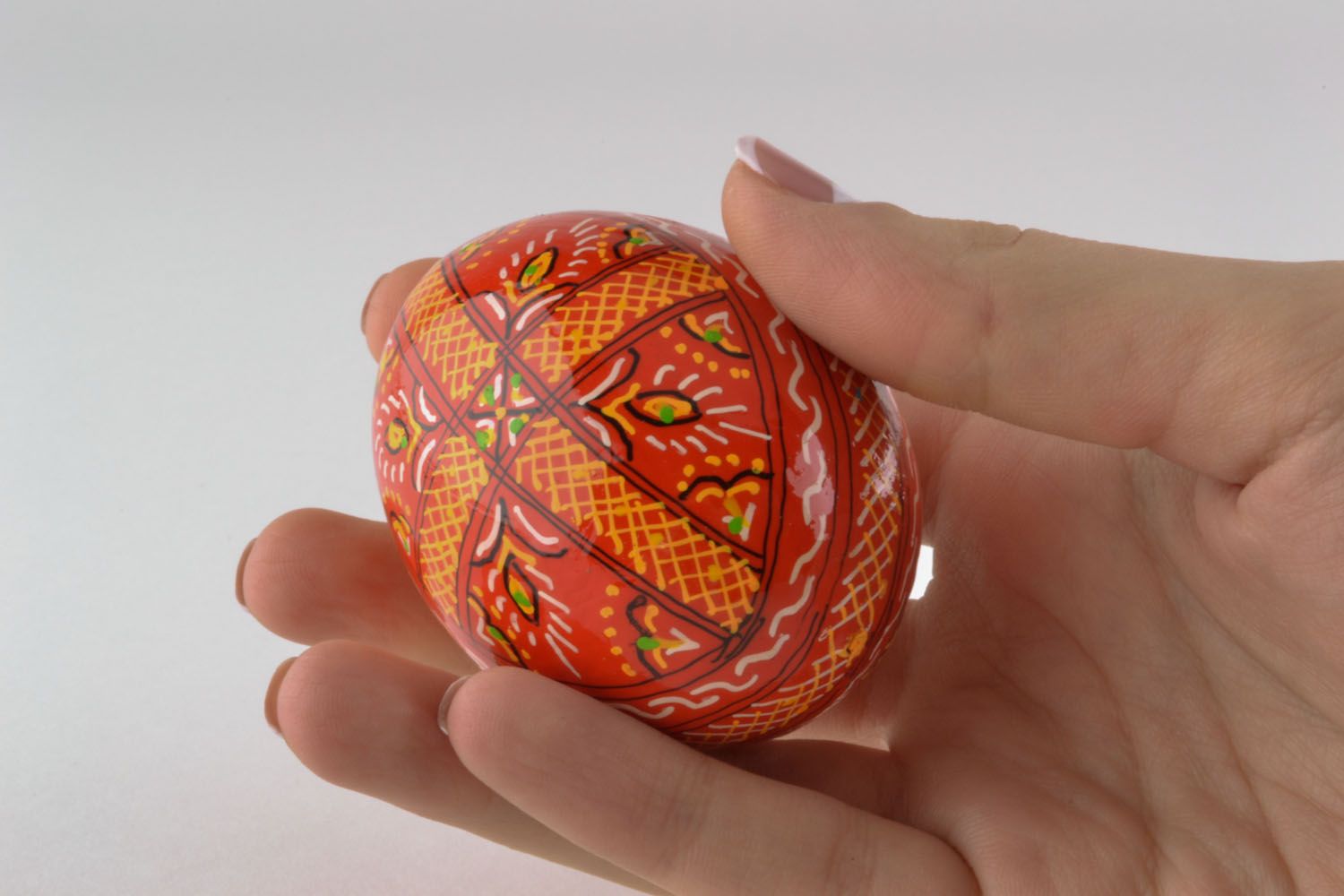 Huevo de Pascua decorado con ornamento foto 2