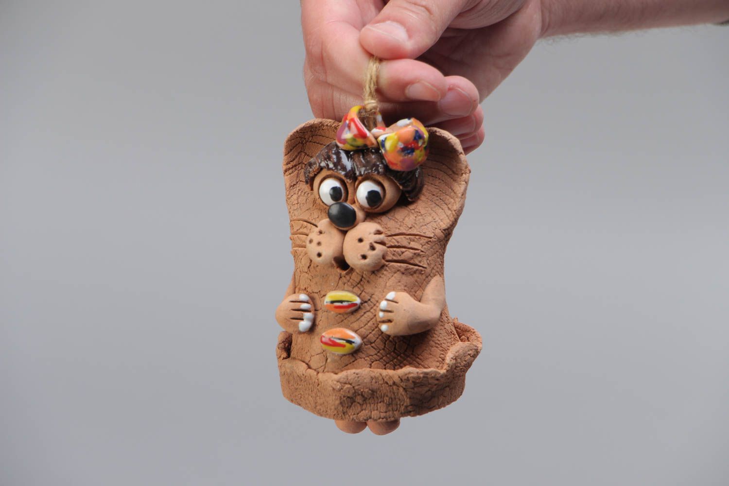 Petite clochette en céramique brun clair peint en forme de souris faite main photo 5