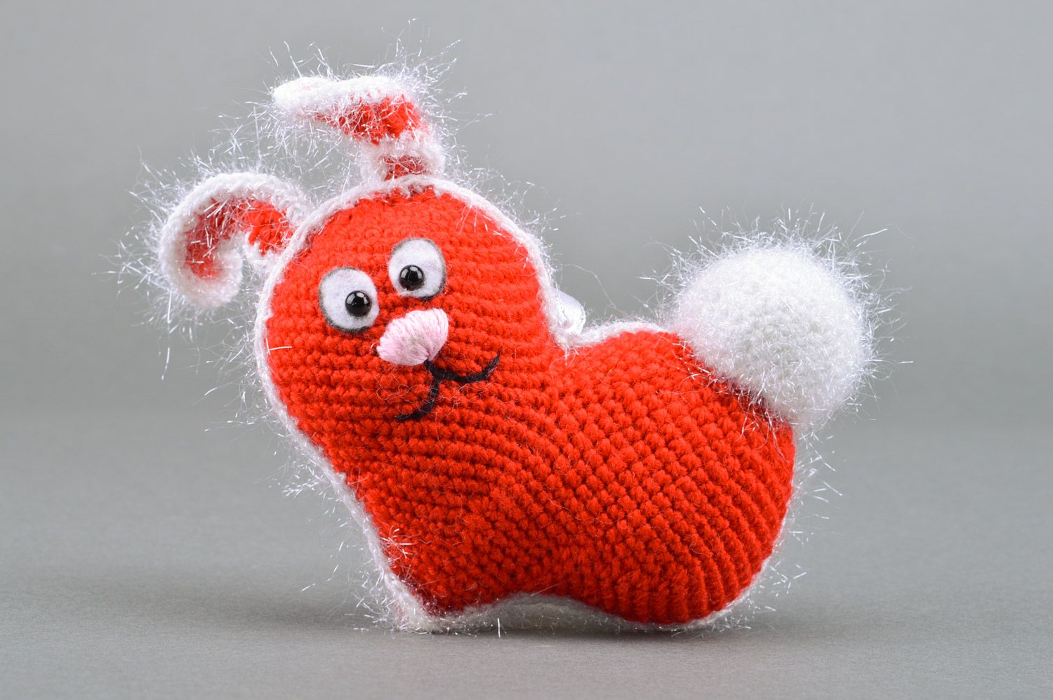Jouet mou tricoté au crochet original fait main Lièvre en forme de coeur photo 2