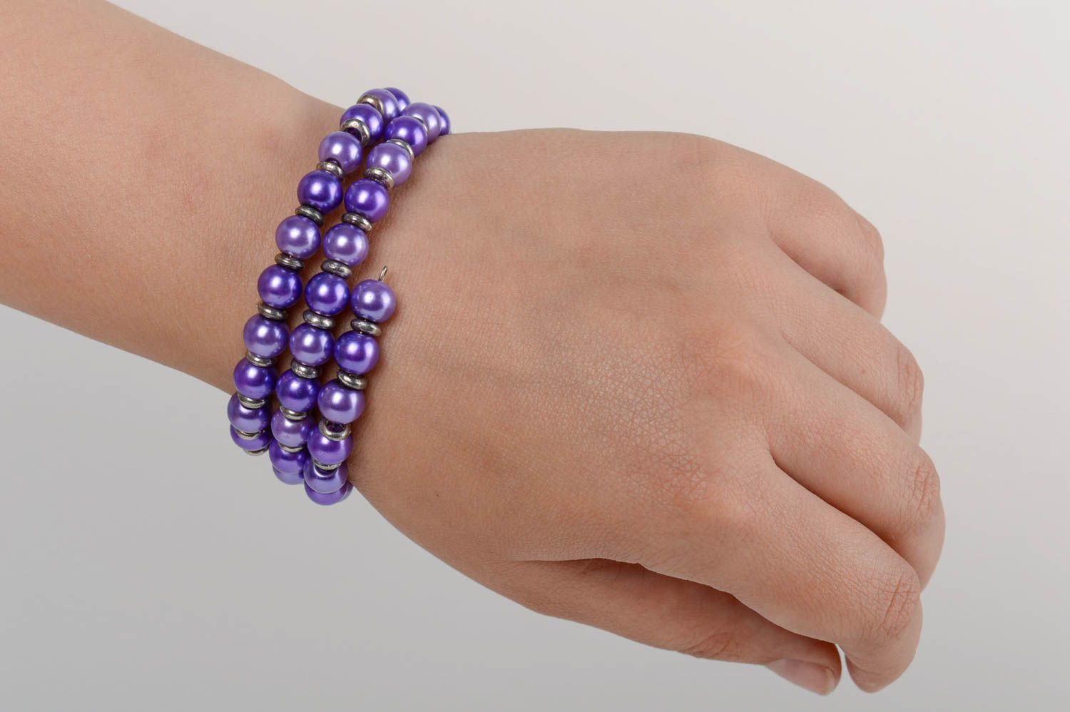 Bracelet fait main avec perles céramiques lilas à trois rangs de créateur photo 5