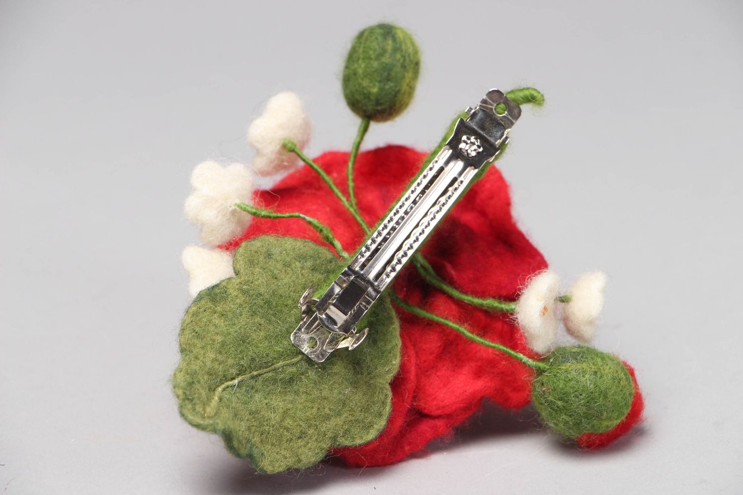 Felted wool hair clip in the shape of poppy photo 3