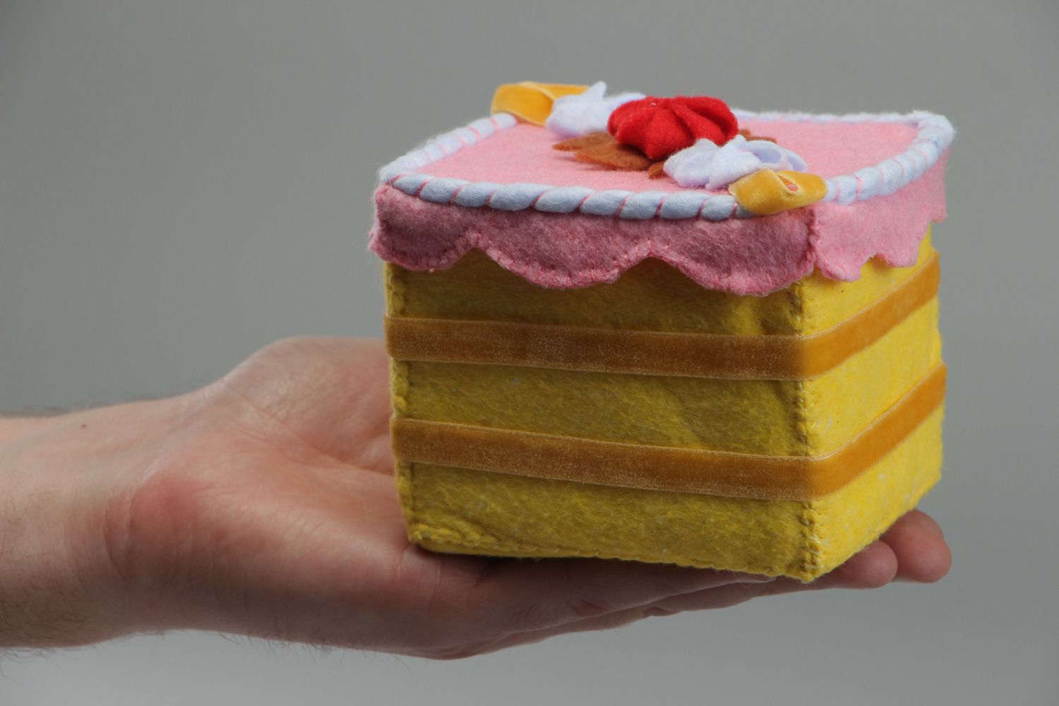 Petit coffret en carton recouvert de feutre fait main en forme de gâteau   photo 4