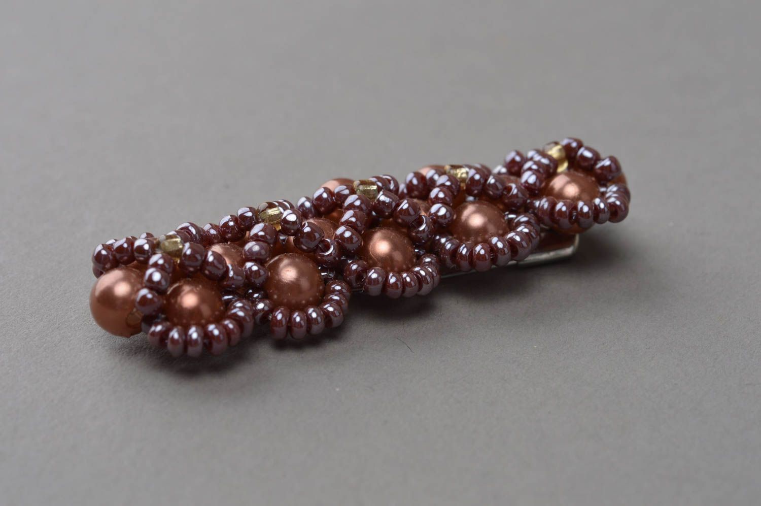 Broche baies faite main en perles de rocaille et perles fantaisie marron photo 3