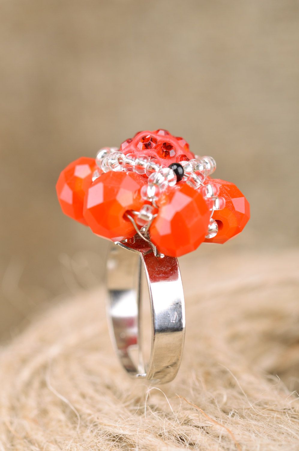 Объемное кольцо из бисера и бусин ручной работы красное с белым нарядное женское фото 2