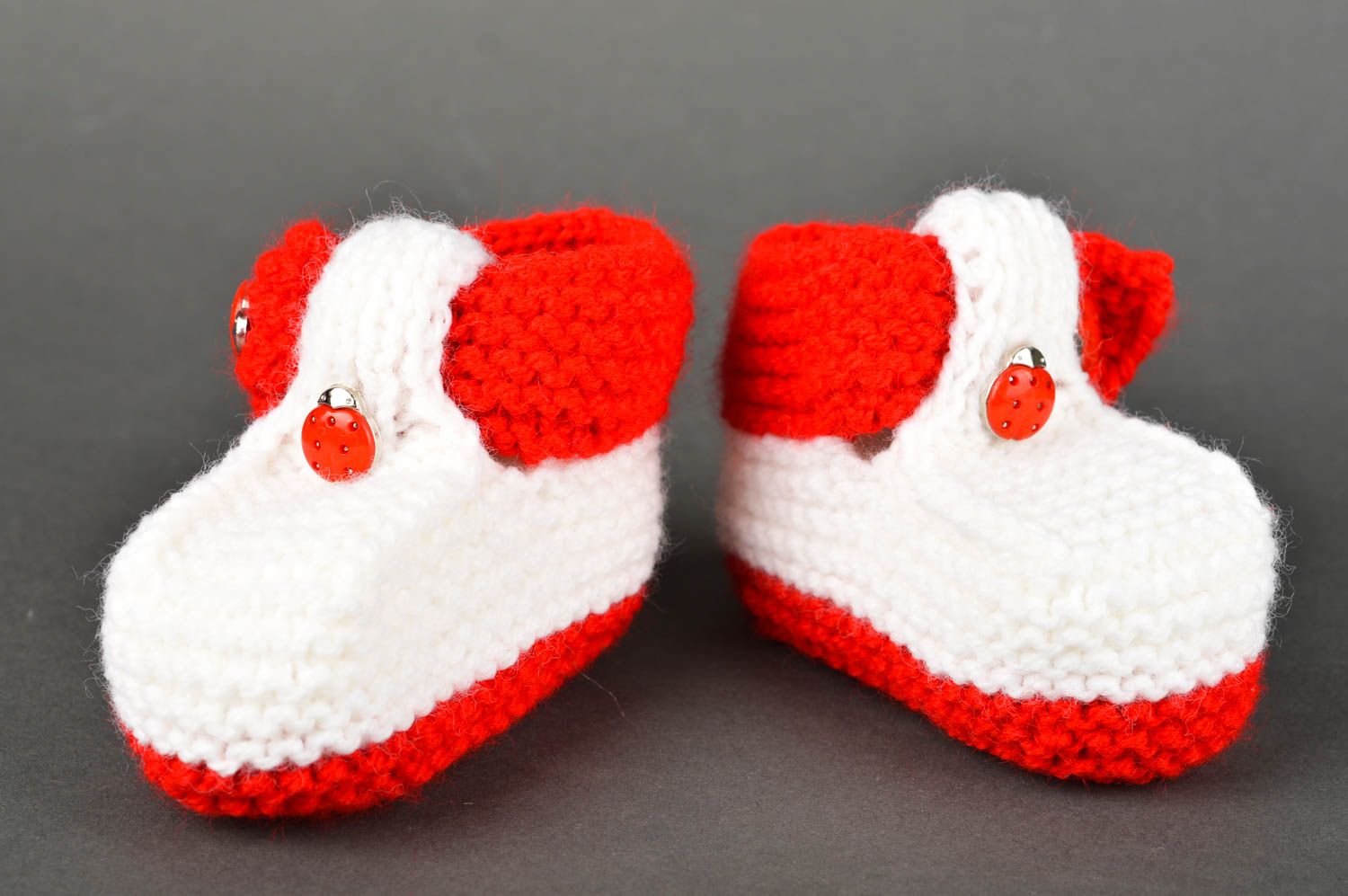 Chaussons bébé faits main Chaussure bébé tricotés blanc et rouge Cadeau original photo 2