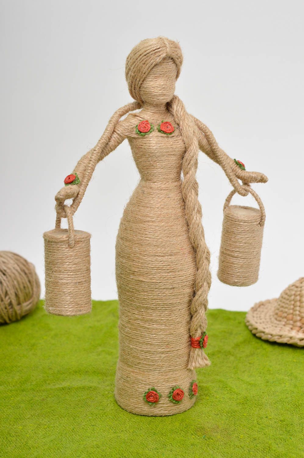 Кукла ручной работы декор для дома кукла из шпагата статуэтка Девушка с ведрами фото 1