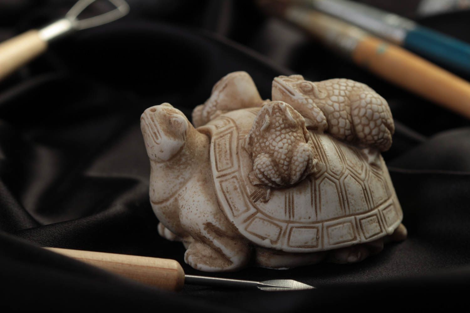 Статуэтка из полимерной смолы ручной работы Черепаха с жабами сувенир на подарок фото 1