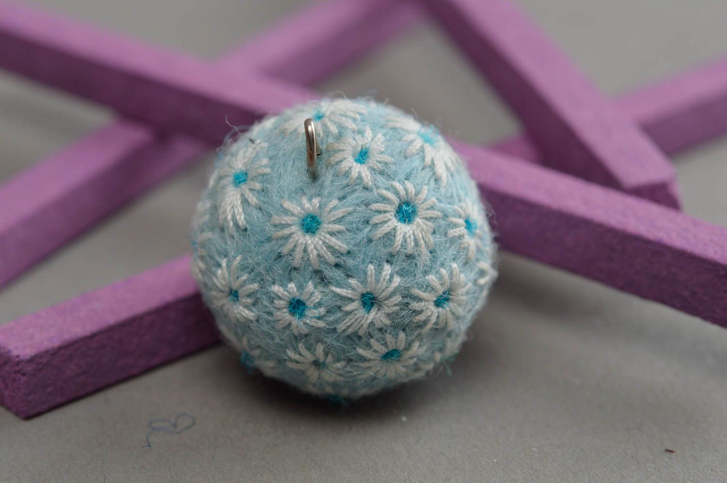 Pendentif boule bleu ciel à fleurs fait main en laine technique de feutrage photo 3