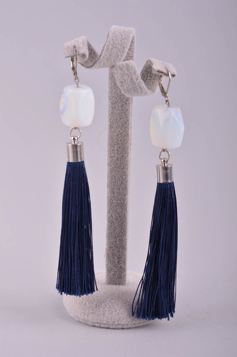 Длинные серьги украшение ручной работы с кисточками плетеные серьги с камнями фото 2