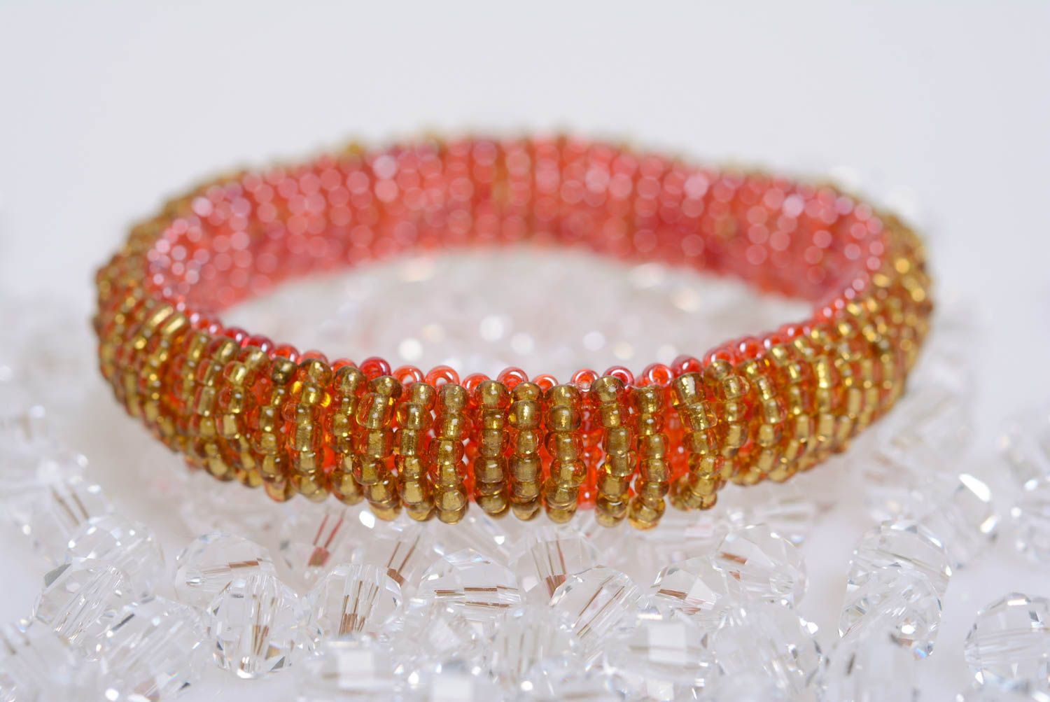 Bracelet en perles de rocaille fait main rouge avec jaune original pour femme photo 3