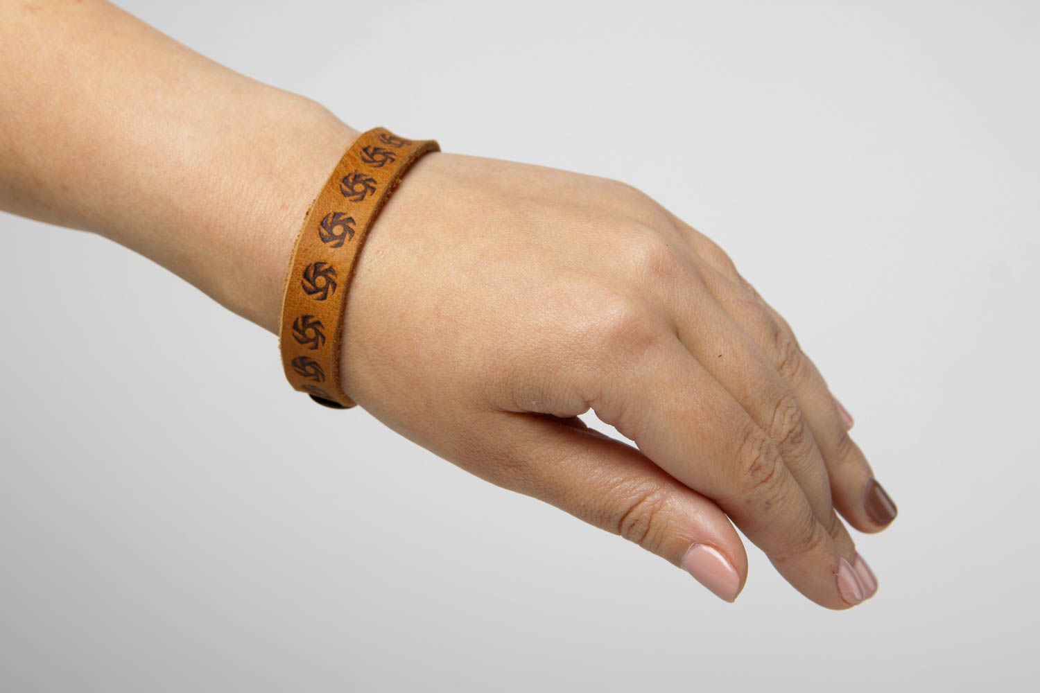 Браслет на руку авторское украшение ручной работы браслет из кожи коричневый фото 2