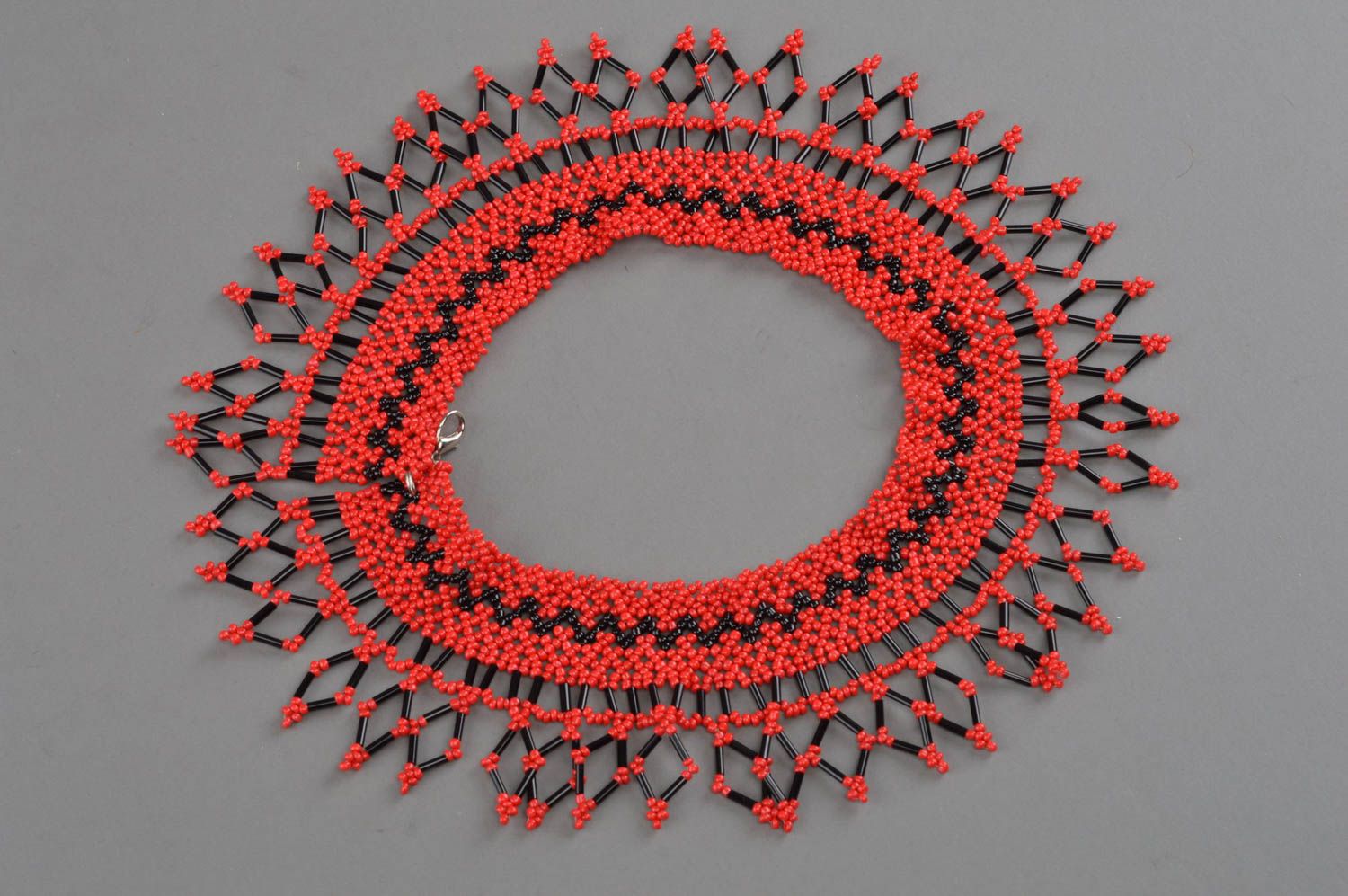 Collier en perles de rocaille et perles tubes rouge et noir large fait main photo 3