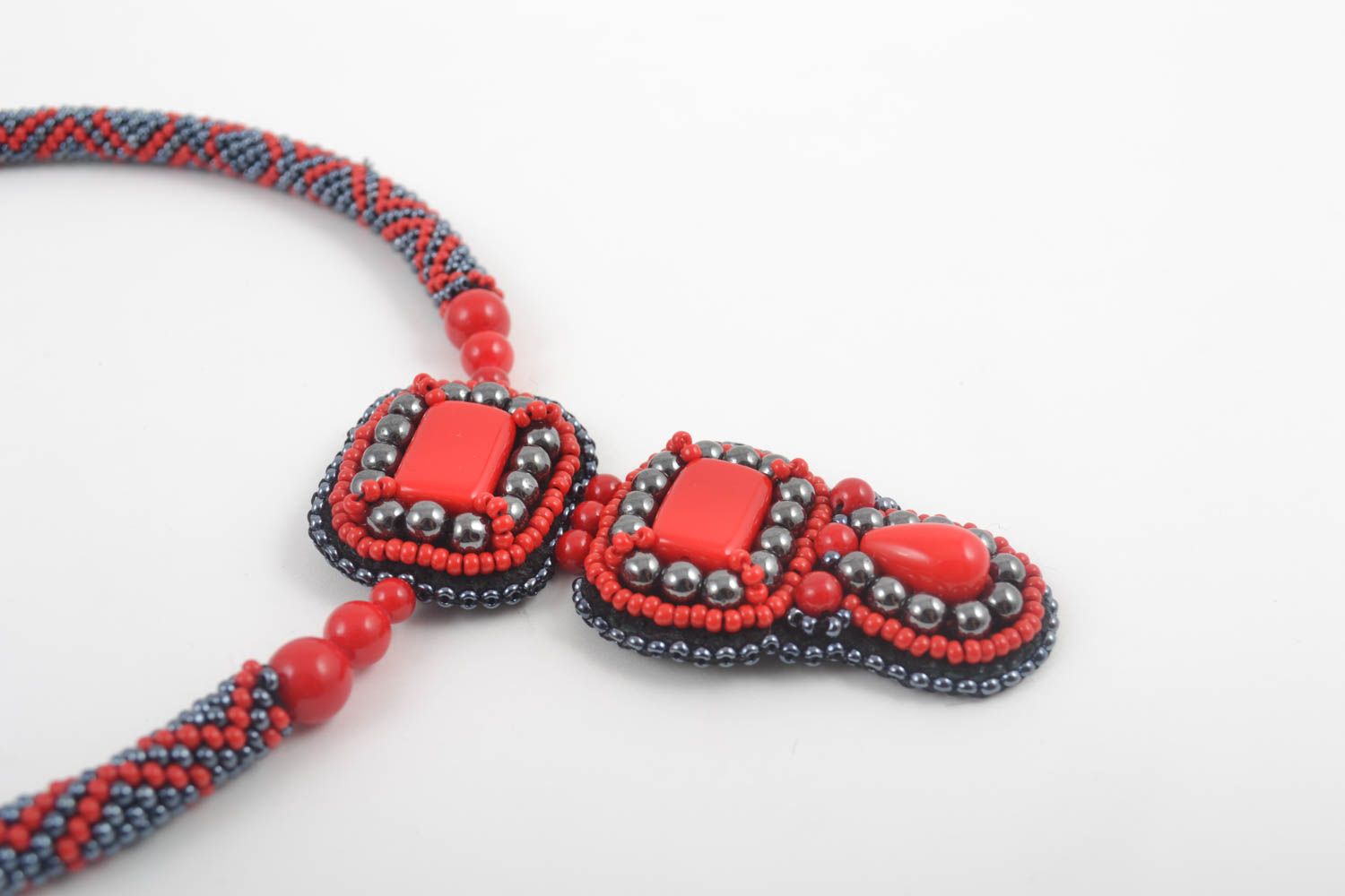 Колье из бисера украшение ручной работы красное ожерелье из бисера с подвеской фото 2