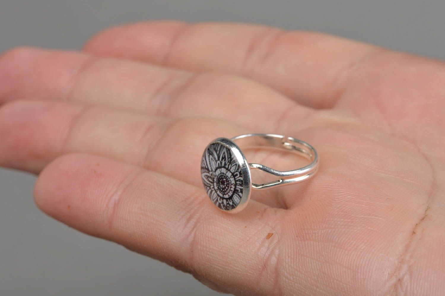 Schwarz weißer runder Ring mit Juwelierharz in Decoupage Technik Handarbeit foto 4