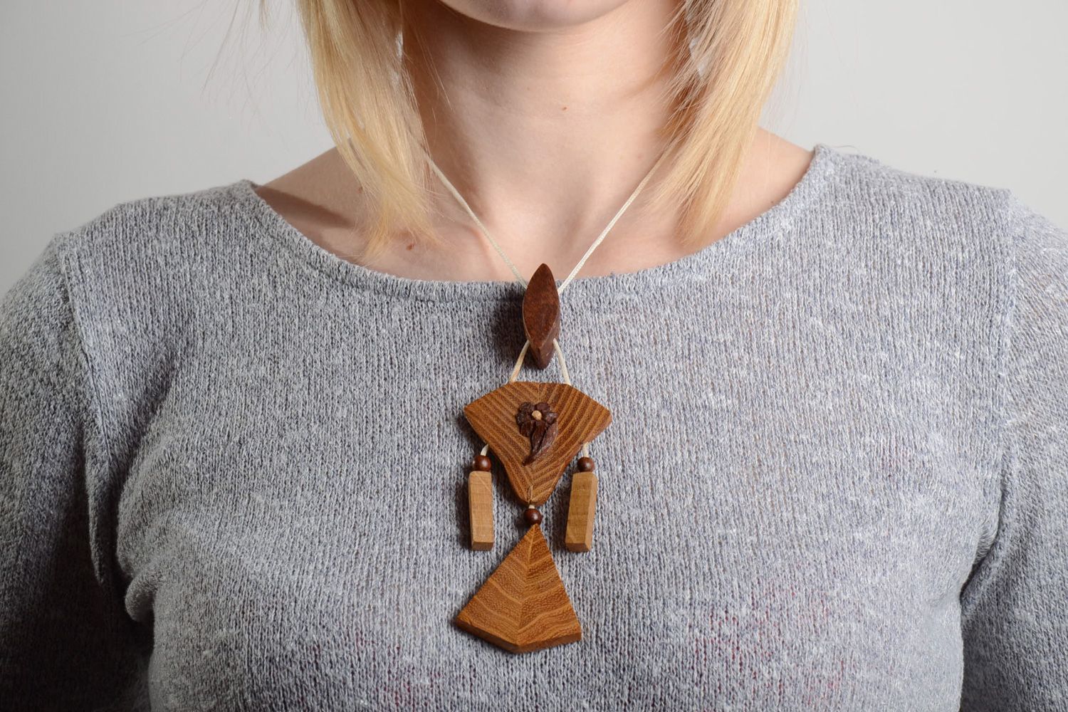 Geometric handmade carved wooden and tinted neck pendant for women  photo 2