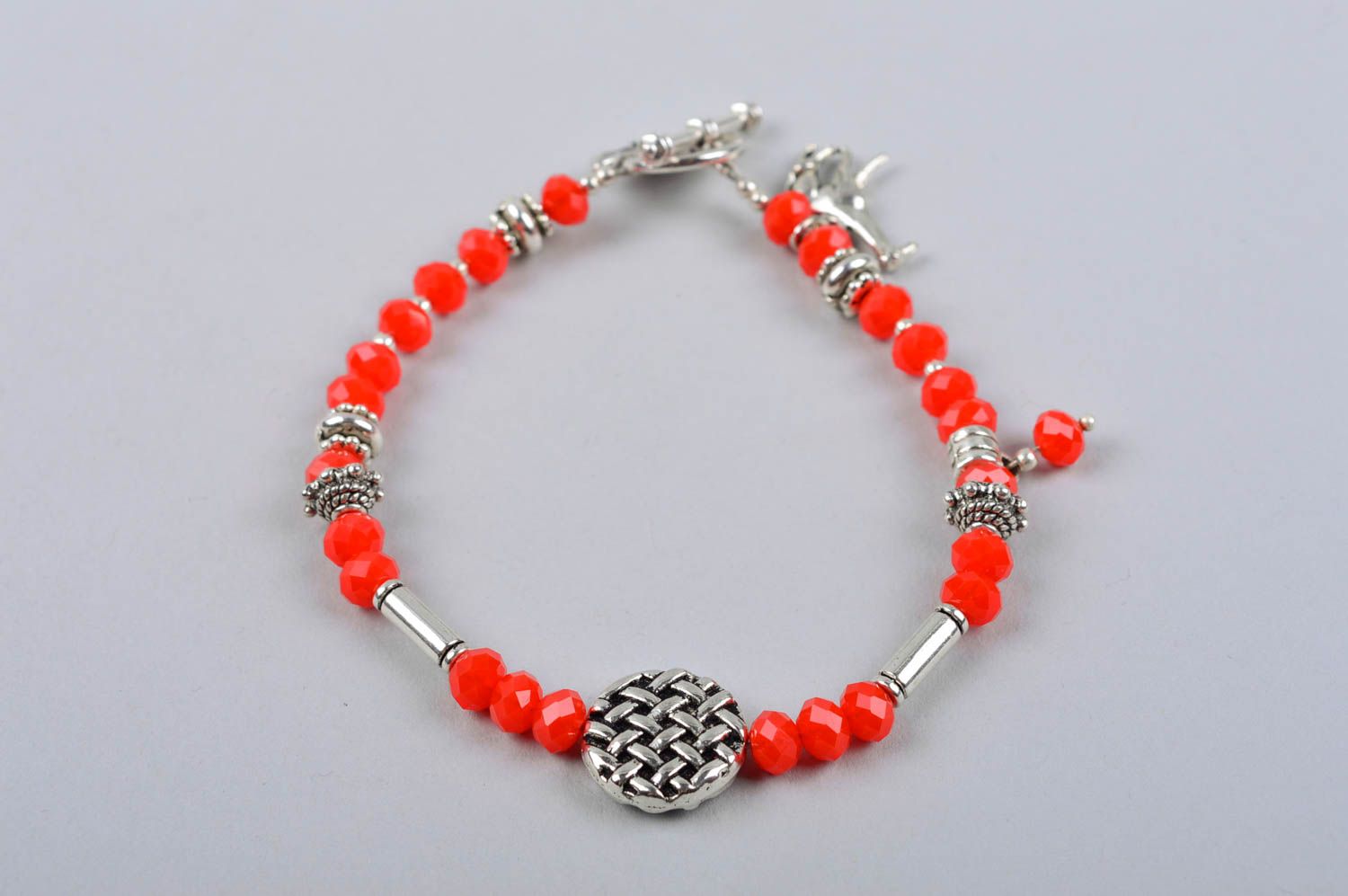 Handmade red beads bracelet with metal giraffe charm photo 3
